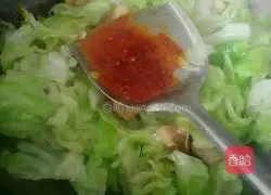 油渣炒白菜的做法图解4