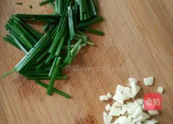 蚕豆黄炒韭菜的做法图解1