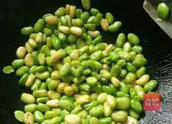 蚕豆黄炒韭菜的做法图解2