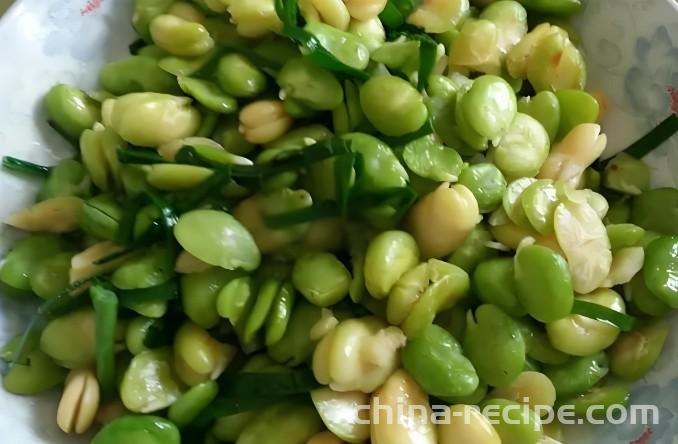 The method of stir frying chives with yellow fava beans