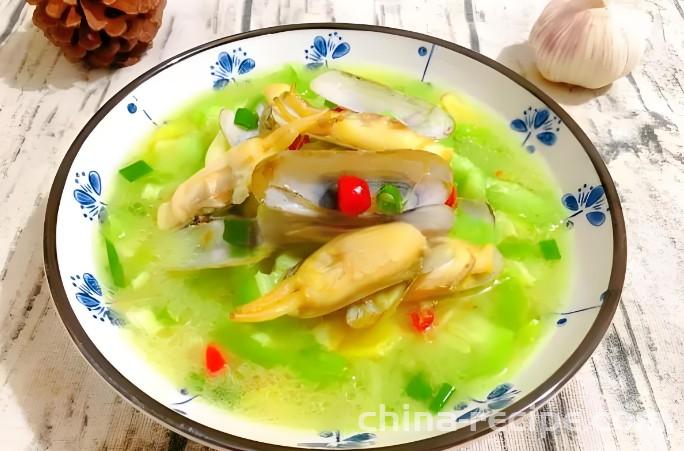 The method of stir frying razor clams with loofah
