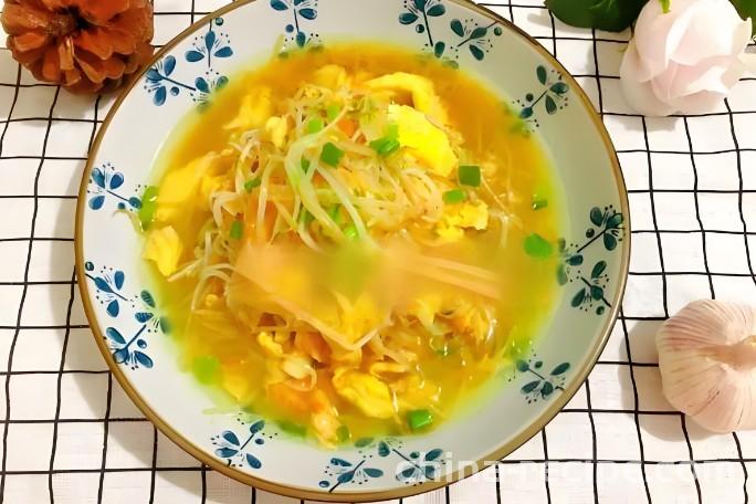 The method of stir frying eggs with bean sprouts