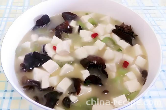 The recipe for making silk melon bean soup with black fungus