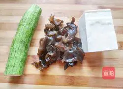 丝瓜豆付木耳汤的做法图解1