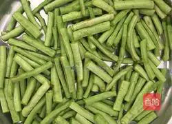 橄榄辣豆角的做法图解2