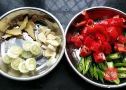 麻辣鸡胸肉的做法图解2