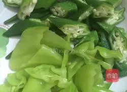 秋葵辣肥肠的做法图解1