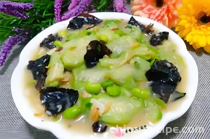 The method of cooking luffa with edamame and fungus