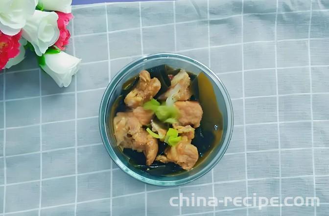 The method of stewing pork ribs with seaweed
