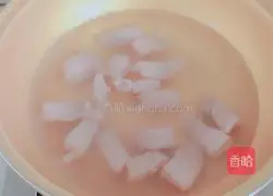 胡萝卜炖肉的做法图解1