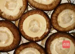 蘑菇蒸鹌鹑蛋的做法图解1