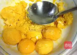 鸭蛋黄土豆丝的做法图解1