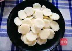 马蹄炒鸡肉的做法图解1