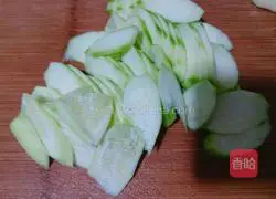 毛豆木耳烧丝瓜的做法图解1