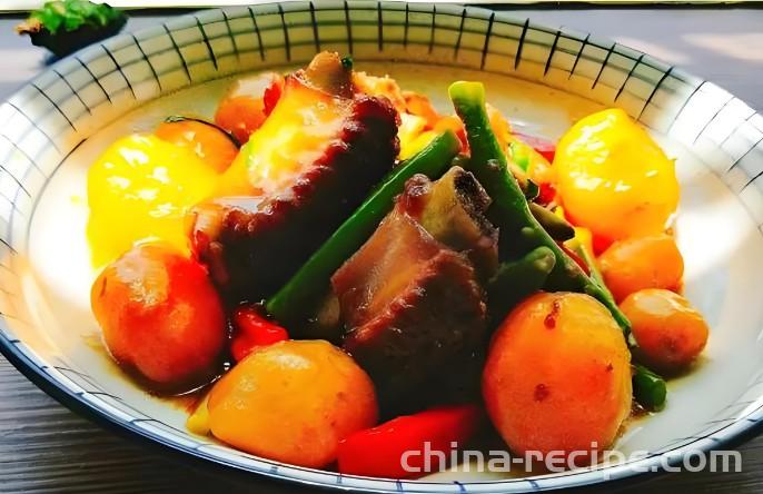 The method of braising pork ribs with small potatoes