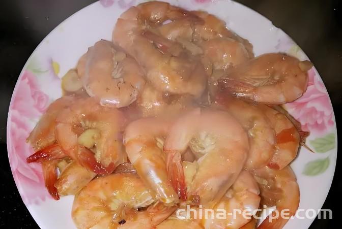 The method of stir frying shrimp with garlic and chili sauce