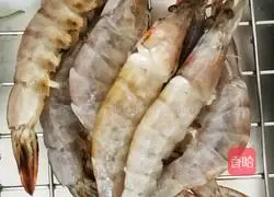 耗油爆虾的做法图解1