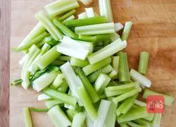芹菜土豆条的做法图解1