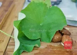 荷叶糯米鸡的做法图解1