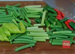 韩式酱排骨炒蒜苔的做法图解2