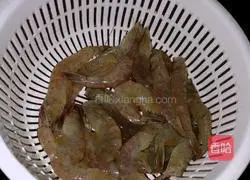 蒜蓉辣椒爆炒虾的做法图解1
