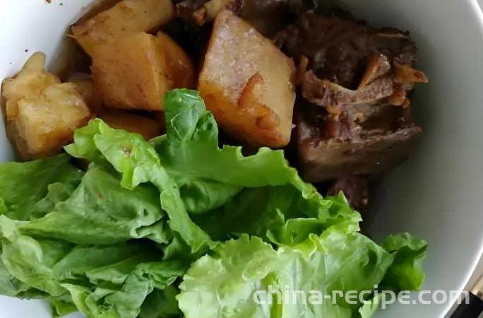 The method of stewing pork ribs with white sweet potatoes