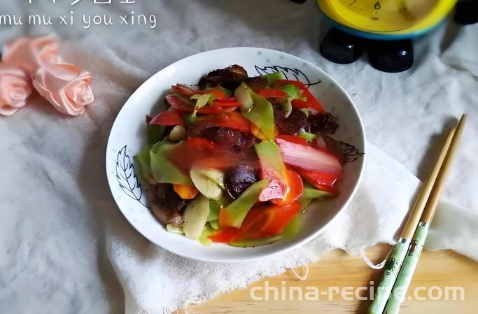 The method of stir frying sausage with lettuce, ginger, and carrots