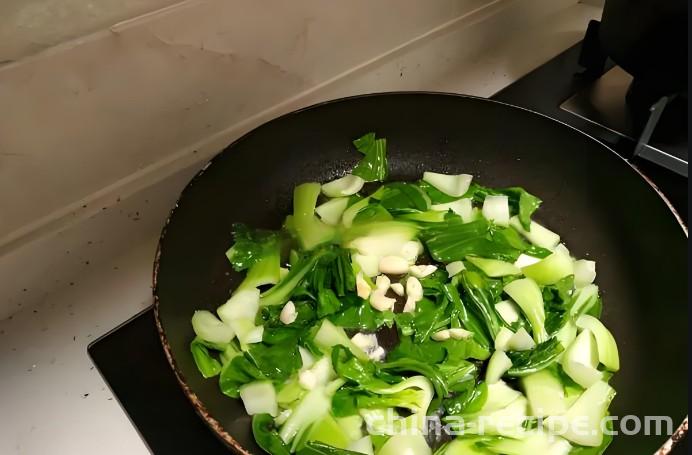 The method of stir frying Shanghai green with garlic