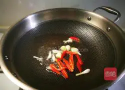 嫩桔叶炒虾的做法图解2