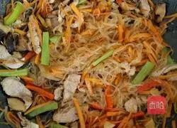 胡萝卜瘦肉炒粉丝的做法图解11