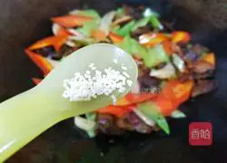 莴笋仔姜胡萝卜炒香肠的做法图解18