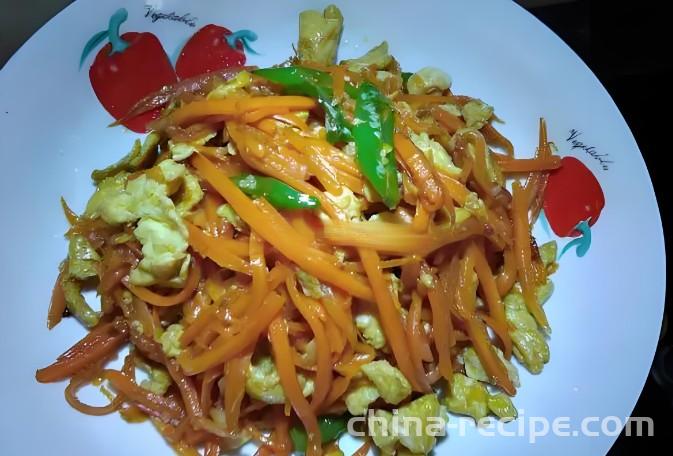 The recipe for stir frying eggs with shredded carrots