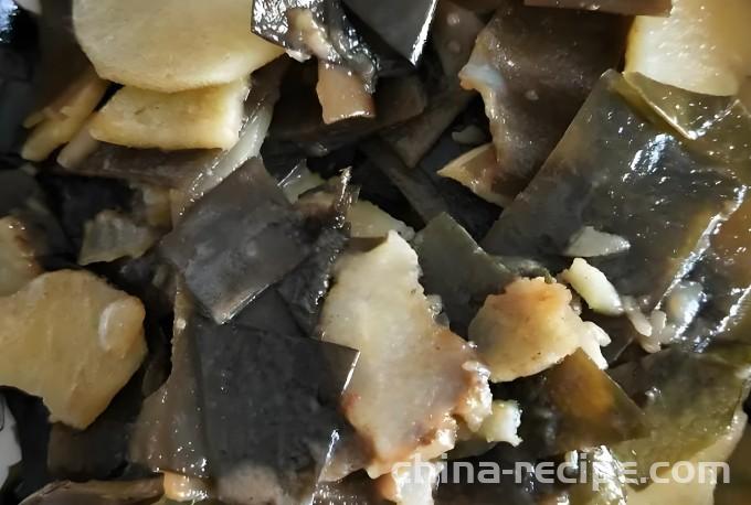 The method of stewing seaweed with potatoes