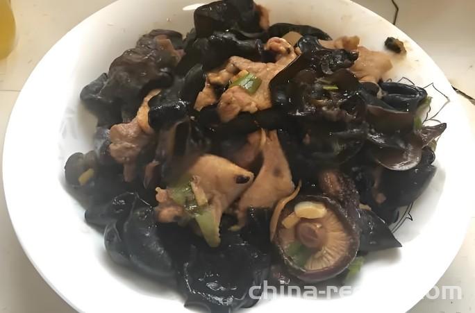 The method of stir frying pork slices with black fungus and shiitake mushrooms