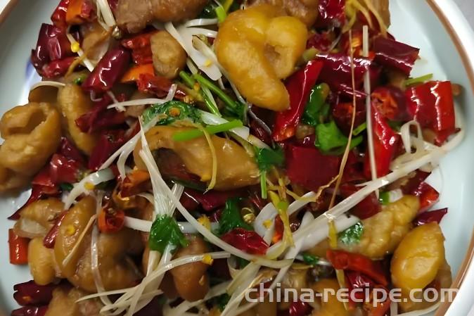 The method of dry stir frying spicy sausage