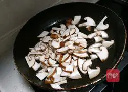 香菇炒鸡脯的做法图解4