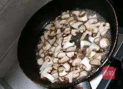 香菇炒鸡脯的做法图解5