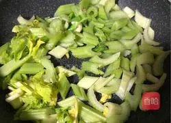 西芹炒鸡胸肉的做法图解2