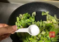 西芹炒鸡胸肉的做法图解3