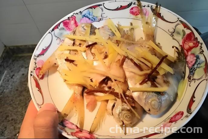 The recipe for frying white pomfret