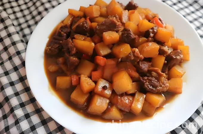 The method of stewing lamb and potatoes