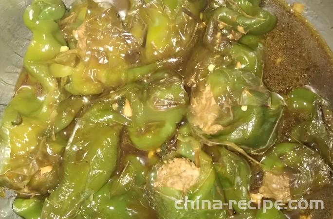 The method of making meat with chili pepper