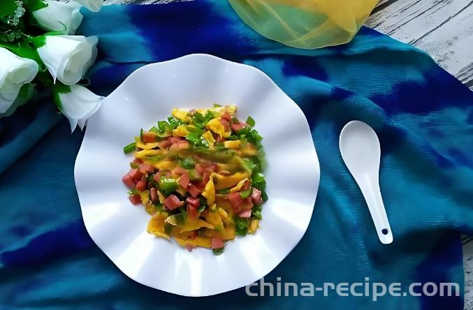 The recipe for stir frying eggs with green pepper ham