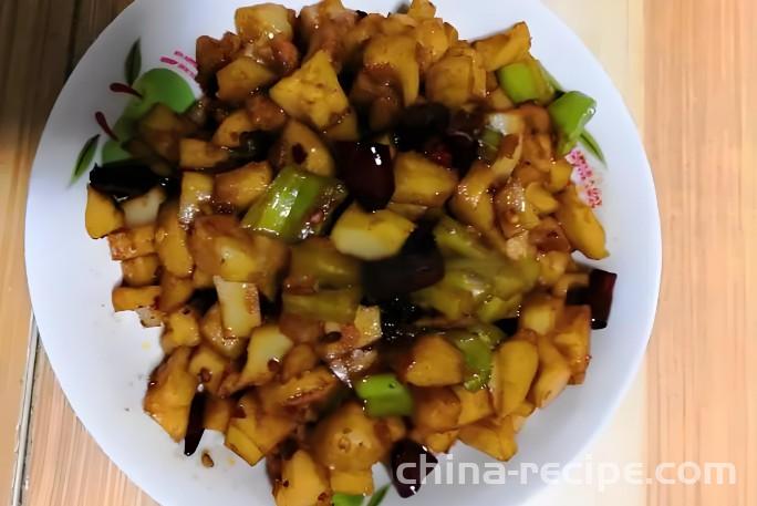 The method of stir frying diced lotus root with spicy sauce