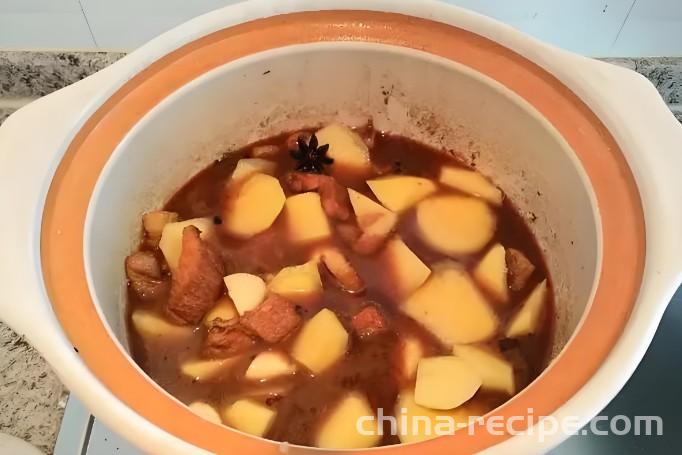The recipe for making pork belly with potatoes
