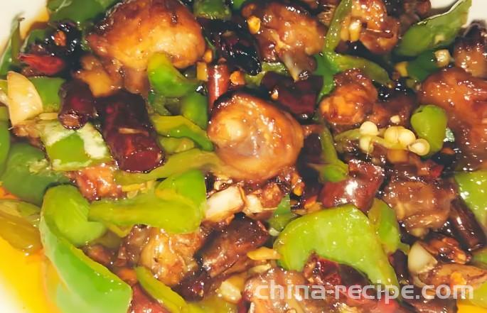 The method of stir frying diced chicken wings with chili pepper