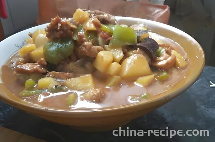 The method of stir frying chicken with potatoes