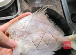 相煎白鲳鱼的做法图解2