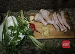 香菇闷鸡腿的做法图解1
