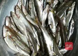 油炸小河鱼的做法图解1
